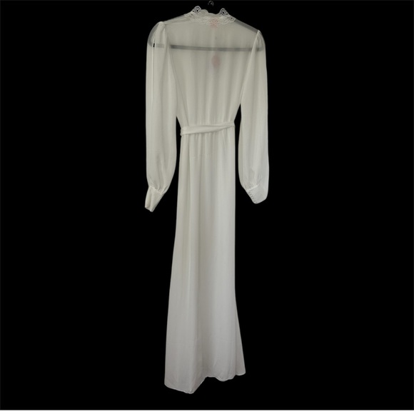 Elegant White Lace Trim Robe - Picture 3 of 11